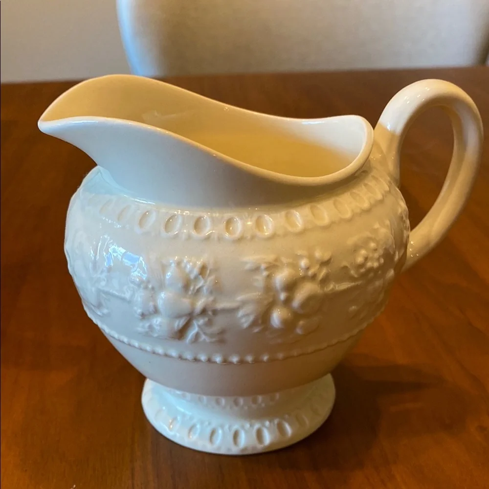 Wedgwood Wellesley Tea set made in England Ivory Pot, Creamer, Sugar Bowl lids